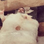 Şou-biznesdə biabırçılıq: Bu dəfə kişi soyundu — Foto