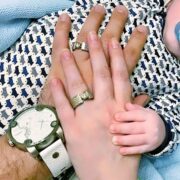 Oğlunun şəklini paylaşıb üzünü gizlətdi