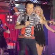 Bakıda səhnəyə çıxan Sərdar Ortaçın başına iş gəldi — FOTO