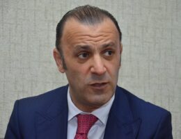 «Kişi qalıb kənarda qadınlar az qalır məni döysün»