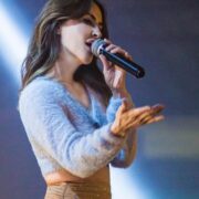 Müğənni Aynurun səhnədə alt paltarı göründü, vecinə də olmadı — FOTO