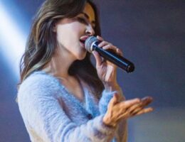 Müğənni Aynurun səhnədə alt paltarı göründü, vecinə də olmadı — FOTO