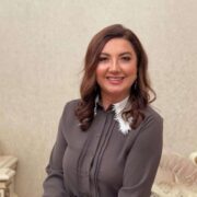 “Ziyafətlərdə abırlı geyinən səhnə qadınlarıdır”