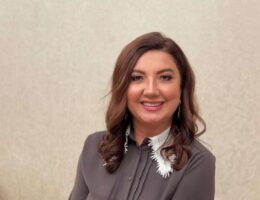 “Ziyafətlərdə abırlı geyinən səhnə qadınlarıdır”