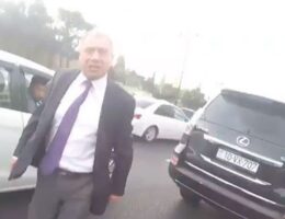 Bakıda zəngin adamın qudurğanlığı: Motosiklet sürücüsünü döydü — VİDEO