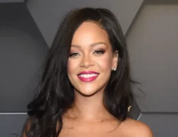 Rihanna ana olandan sonra ilk dəfə görüntüləndi- VİDEO
