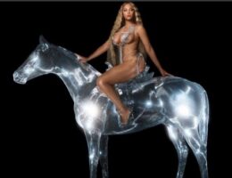 Beyons at üstündə çılpaq pozalar verdi — Foto