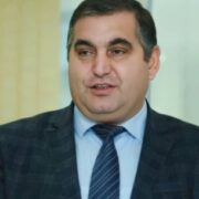 Adını yaza bilmir, amma generaldır, səhər-axşam pul sayır…  