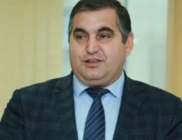 Adını yaza bilmir, amma generaldır, səhər-axşam pul sayır…  