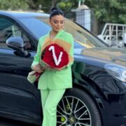 Vüsalə lüks avtomobilin önündə güllərlə — FOTO