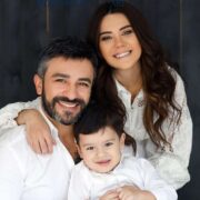 “Oğlumun atası mənəm, şəkillərimizi yanaşı qoysunlar”