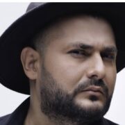 «Başıaçıq gəzib, sizdən də əxlaqlı və imanlı olmaq mümkündür»