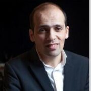 Uşaq evində böyüyən, heç vaxt ailə qurmayan, tələbələrinin evində yaşayan Teymur Əmrah