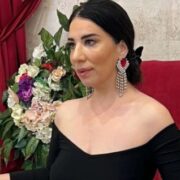 “Dodaq boyası çəkdiyimə görə atam dünyanı dağıdırdı”