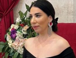 “Dodaq boyası çəkdiyimə görə atam dünyanı dağıdırdı”