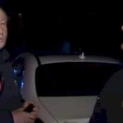 Millət vəkili sürücülük vəsiqəsi olmadan avtomobil idarə etdi: Polis saxladı, mübahisə düşdü — VİDEO