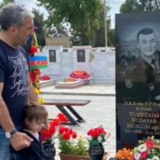 Rafael nəvəsi ilə şəhid Xudayarın məzarını ziyarət etdi