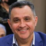 «Məktəbdə uşaqlarıma deyirdilər ki, atanız qadın paltarı geyinir»