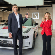 “Bakcell” lotereyasında ilk “Zeekr 001” qalibə təhvil verildi — Fotolar