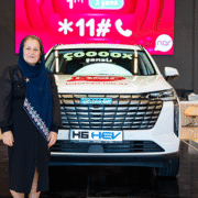 “Nar”ın həyəcan dolu lotereyasının növbəti qalibi yeni avtomobilinin açarlarını təhvil aldı